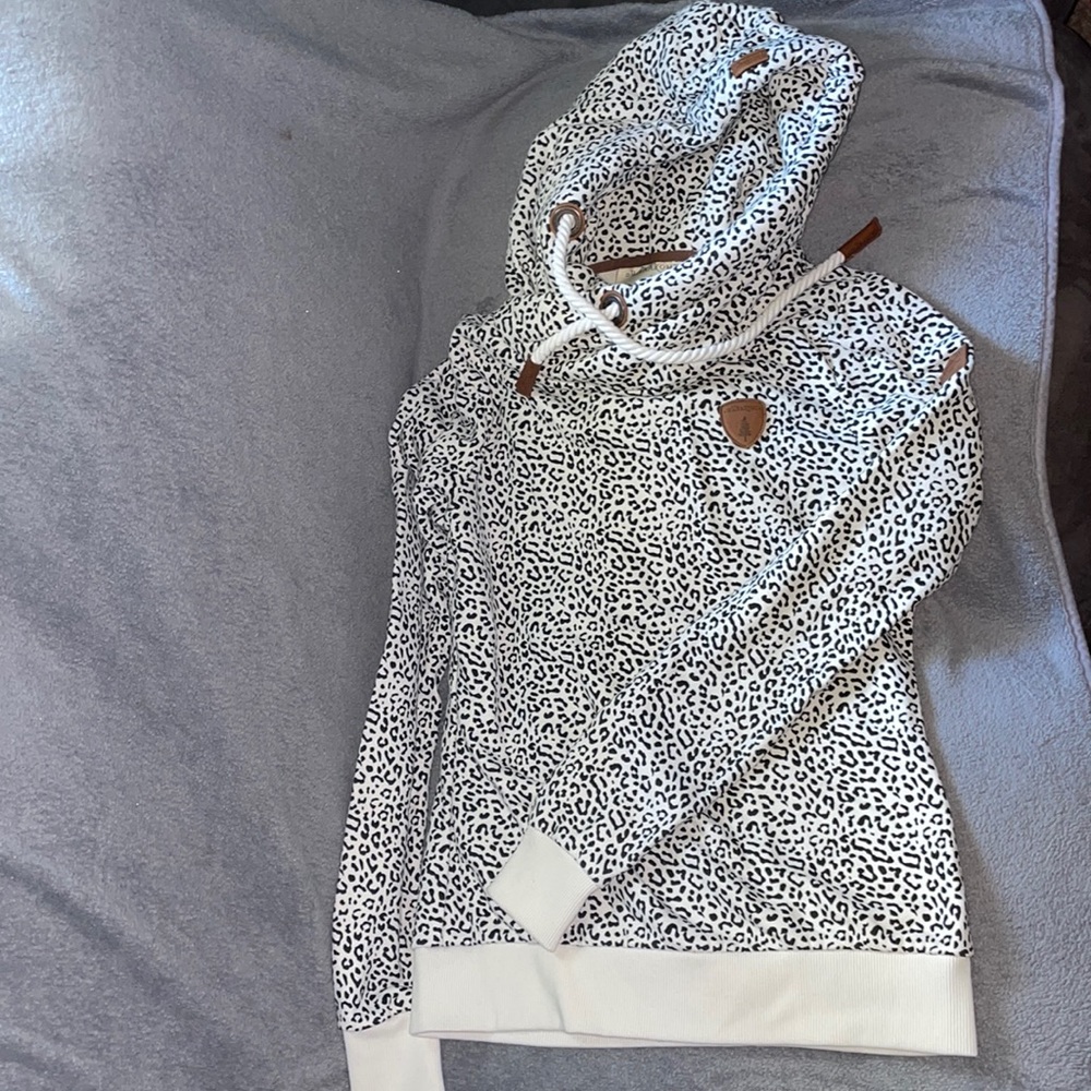 Wanakome leopard print sweater size small